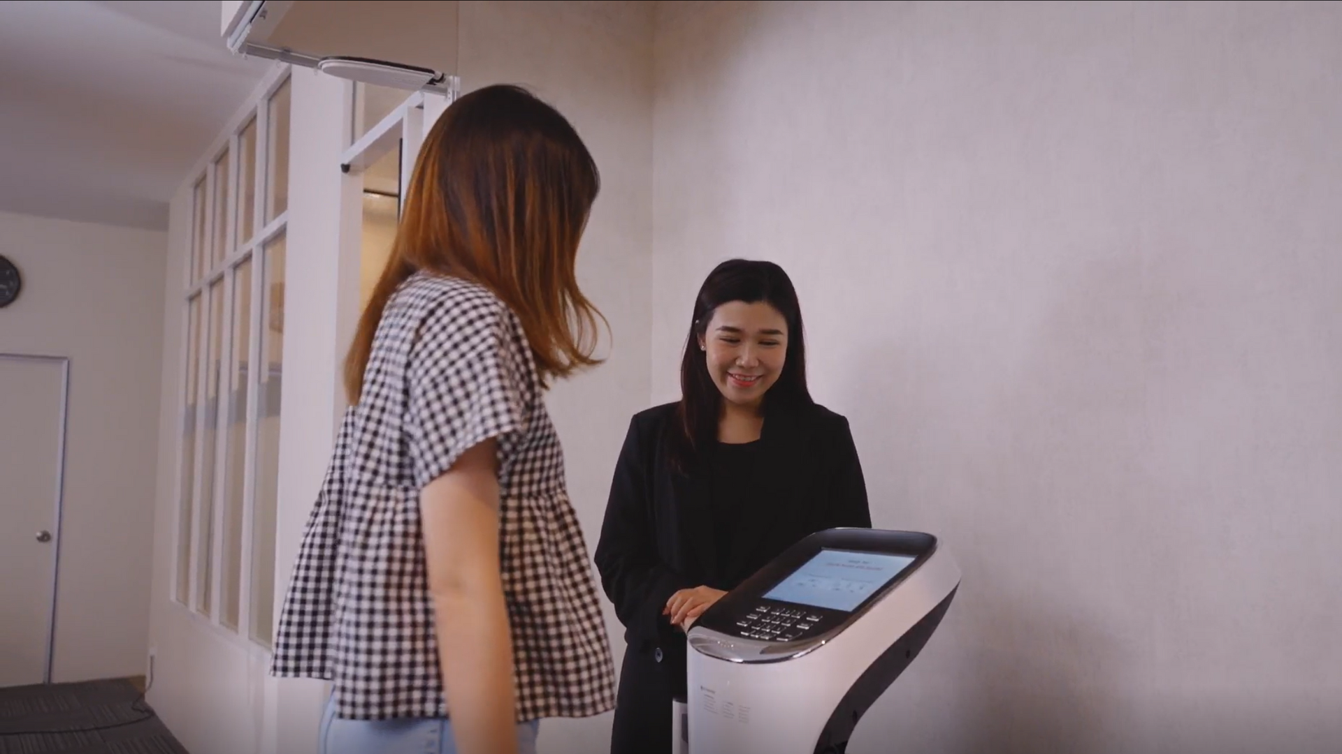 Client measuring body composition on InBody970