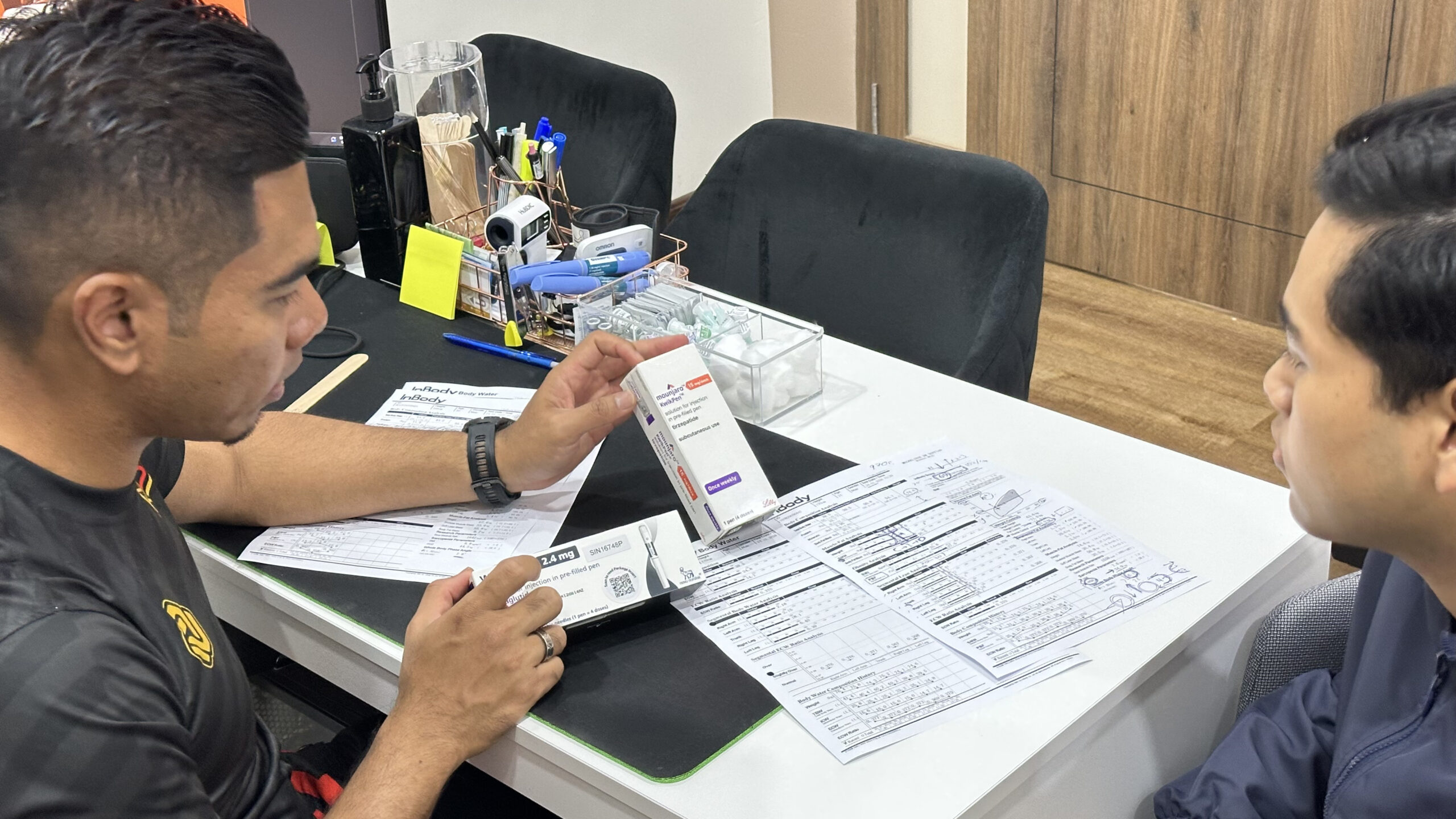 Dr. Suffian provide personalized weight loss recommendations to his patient